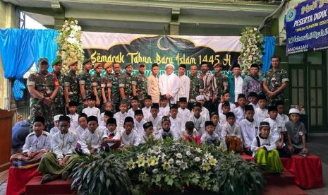 KH. Gus Yusuf Abdurrohman, pengasuh Pondok Pesantren Darul Hikmah Malangmemberi layanan khitan gratis di Pondok Pesantren Al Azhaar Krapyak Mayong Sidomlangean 