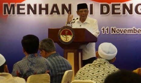 KH Hasyim Muzadi memberi pengarahan kepada ulama  di depan para alim ulama di Aula Bhinneka Tunggal Ika, Kemenhan, Jumat (11/11) 