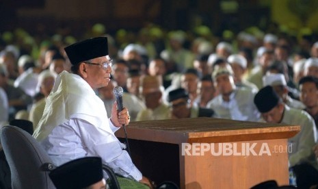 KH. Hasyim Muzadi memberikan tausiyah dalam acara Dzikir Nasional 2014 di Masjid At-Tin, Jakarta.