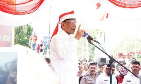 KH Hasyim Muzadi saat berorasi dalam Nusantara Bersatu, Kupang, NTT, Rabu (30/11)