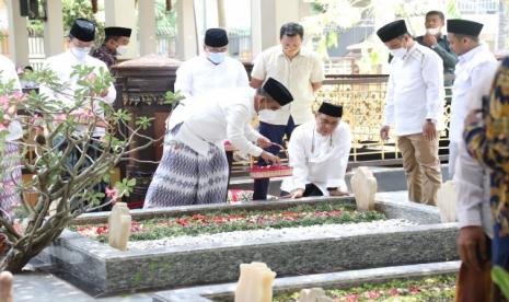 Sekjen Gerindra Ahmad Muzani dan rombongan berziarah ke Makam KH Hasyim Asyari usai bersilaturahim ke kediaman Gus Kikin.