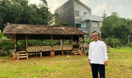 KH M Cholil Nafis berpose di area Pesantren Cendekia Amanat.