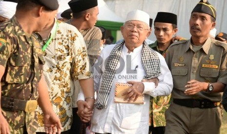 KH Ma'ruf Amin berjalan keluar ruang sidang pleno Muktamar NU ke-33 di Alun-alun Jombang, Rabu, Jatim (5/8).  (Republika/Yasin Habibi)