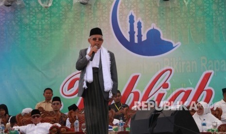  KH. Ma'ruf Amin. Cawapres nomor urut 01 K.H. Ma'ruf Amin menyampaikan sambutan saat menghadiri Tabligh Akbar di Mandailing Natal, Sumatera Utara, Senin (11/3/2019). 