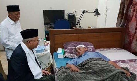 KH Ma'ruf Amin mengunjungi KH Atabik Ali Maksum di Pondok Pesantren Krapyak, Bantul, Yogyakarta, Ahad (14/10). 