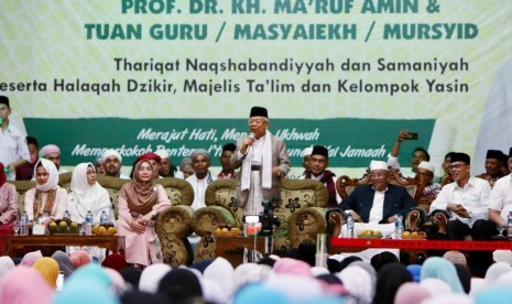 KH Ma'ruf Amin saat memberikan tausiyah di hadapan jamaah tarekat di Payakumbuh, Sumatra Barat, Kamis (7/2).