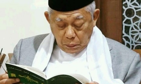 KH Ma'ruf Amin tengah membaca kitab.