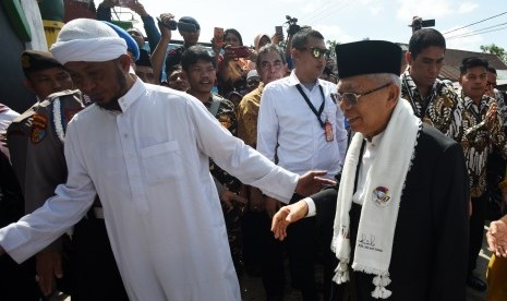 Vice presidential candidate number 01 KH Ma'ruf Amin (right) visits tomb of Sheikh Yusuf in Gowa, South Sulawesi, Thursday (Feb 21).