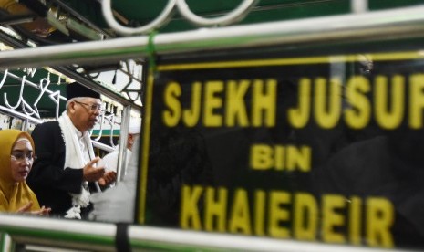 KH Ma'ruf Amin Ziarah Makam Syekh Yusuf: Calon Wakil Presiden nomor urut satu, Ma'ruf Amin (kanan) saat berziarah ke makam Syeh Yusuf di Gowa, Sulawesi Selatan, Kamis (21/2/2019). 