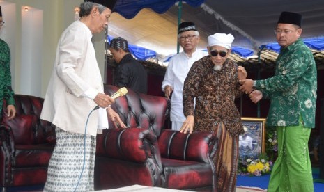 KH MaemunZubair, KH Mustofa Bisri atau Gus Mus, Menag Lukman Hakim Saifuddin, Romahuruziy dan KH Karis Shodaqoh tampak pada upacara tasyakuran khataman Kitab Tafsir Al-Ibriz di Pondok Pesantren Al-Itqon, Bugen, Tlogosari, Semarang.