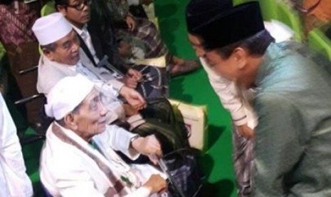 KH Maimoen Zubair alias Mbah Moen saat menghadiri pembukaan Muktamar NU di Jombang, Sabtu (1/8).