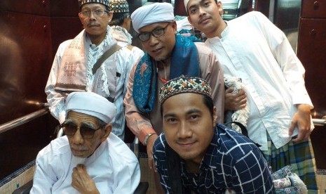 KH Maimun Zubair yang akrab disapa, Mbah Moen saat akan shalat Jumat berjamaah di Masjidil Haram Makkah. 