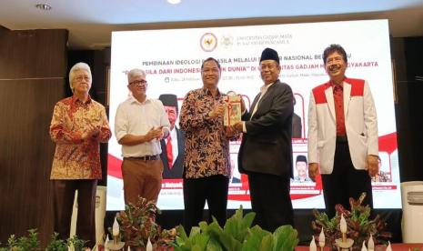 Waketum MUI, KH Marsudi Syuhud (kedua dari kanan) menjadi pembicara bedah buku tentang Pancasila di UGM 