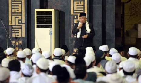 KH Maruf Amin. Ketua Umum MUI Pusat KH Maruf Amin memberikan sambutan saat Dzikir Nasional 2015 di Masjid At-Tin, Jakarta, Kamis (31/1).