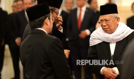 KH Maruf Amin, Mahfud MD, dan Yudi Latief (dari kanan) berbincang sebelu pengambilan sumpah saat pelantikan Unit Kerja Presiden bidang Pembinaan Ideologi Pancasila (UKP-PIP) di Istana Negara, Jakarta, Rabu (7/6).