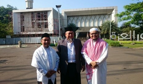 KH Mudzakkir M Arif Lc MA (tengah).