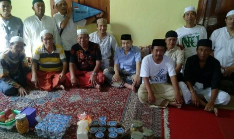 KH Nahduddin Royandi Abbas (Mbah Din, tengah berpeci hitam) saat bersilaturahim dengan Majelis Ilmu dan Dzikir Sembilan Bintang Masjid Islamadina di Buntet Pesantren, April 2017.