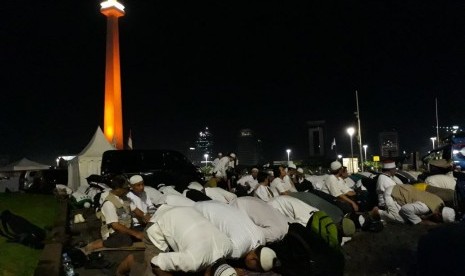 KH Nasir Zein mengimami shalat hajat peserta Reuni 212 di Monas, Jakarta, Sabtu (2/12) dini hari.