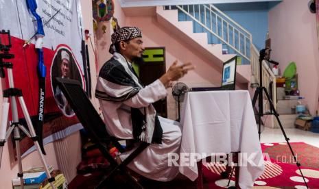 Ikadi: Dakwah Digital Tuntutan Zaman, Bukan Pilihan. KH. Obi Ala Rotbi memberikan ceramah secara livestreaming melalui daring di Kampung Cempa, Lebak, Banten, Selasa (28/4/2020). Kegiatan tausiyah saat bulan suci Ramadhan kini dilakukan para pendakwah hanya melalui daring di rumahnya mengikuti imbauan pemerintah untuk tidak mengumpulkan massa selama penanganan COVID-19 berlangsung.