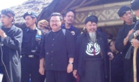  KH Royanudin (Buya) bersama para tokoh budaya Sunda Kabupaten Sukabumi melepas peserta pawai budaya 