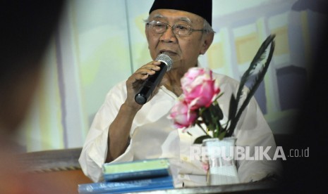 KH Sholahudin Wahid (Gus Sholah) memberikan tausiyahnya saat acara Inspirasi Ramadhan di Masjid Salman ITB, Jalan Ganeca, Kota Bandung, Rabu (7/6). Dalam tausiyahnya KH Gus Sholah menyampaikan tentang saat toleransi diuji.