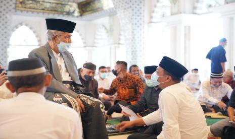 KH Sanusi Baco (duduk di kursi) saat berkumpul di antara jamaah, salah satunya dengan Plt Gubernur Sulsel Andi Sudirman Sulaiman.