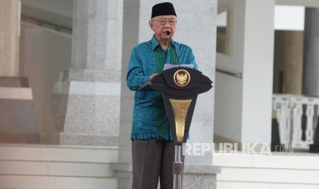 KH. Solahuddin Wahid memberi sambutan saat meresmikan Masjid Raya KH Hasyim Asy'ari, Jakarta, Sabtu (15/4).