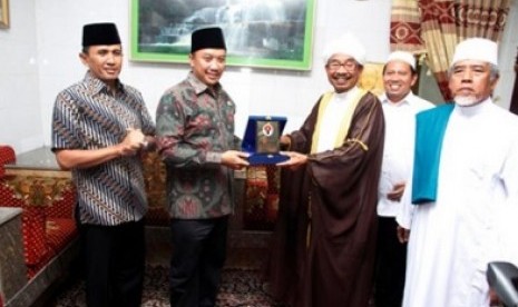 KH Syech Ali Akbar Marbun (ke-3 dari kanan) bersama  Menpora Imam Nahrawi (kedua dari kiri) dan Gubernur Sumatera Utara Gatot Pujo Nugroho (kiri)