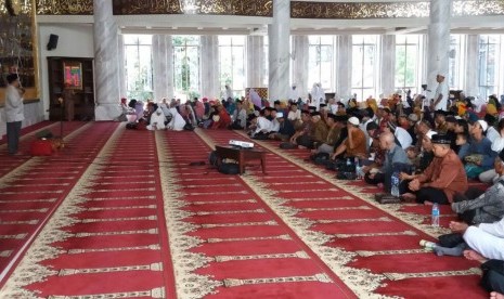 KH Wahfiudin pada acara silaturahim Pondok Pesantren Suryalaya bersama jamaah zikir Thariqah Qadiriyyah  Naqsyabandiyyah (TQN)