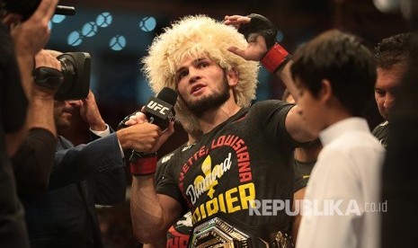 Khabib Nurmagomedov berbicara kepada awak media setelah mengalahkan Dustin Poirier pada laga perebutan gelar Kelas Ringan UFC. Tony Ferguson menyebut Khabib terlalu takut melepas gelar Kelas Ringan UFC miliknya