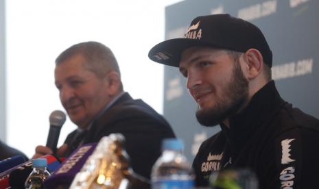 Khabib Nurmagomedov bersama ayahnya Abdulmanap Nurmagomedov.