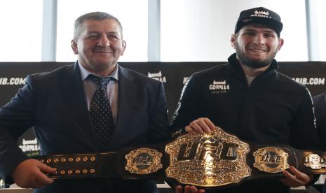 Khabib Nurmagomedov bersama ayahnya Abdulmanap Nurmagomedov.