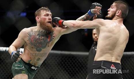 Khabib Nurmagomedov (kanan) dan Conor McGregor jual beli pukulan pada laga UFC 229 di Las Vegas, Amerika Serikat, Sabtu (8/10) waktu setempat.