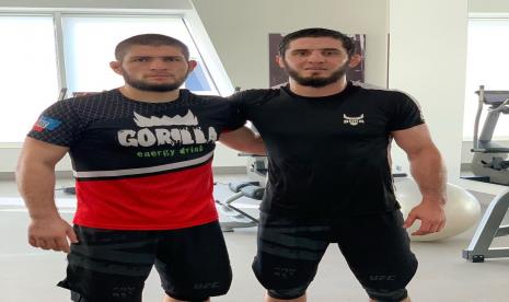 Khabib Nurmagomedov (kiri) bersama Islam Makhachev, dua petarung asal Republik Dagestan.