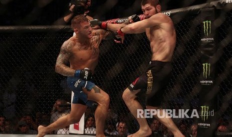 Khabib Nurmagomedov dan Dustin Poirier saling melepas pukulan pada laga perebutan gelar Kelas Ringan UFC Lightweight di Abu Dhabi, Uni Emirat Arab, Ahad (8/9) dini hari.