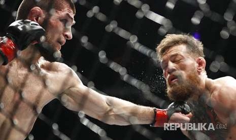 Khabib Nurmagomedov melepaskan pukulan ke arah wajah Conor McGregor pada laga UFC 229 di Las Vegas, Amerika Serikat, Sabtu (8/10) waktu setempat.