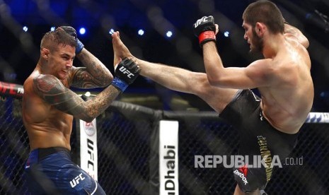 Khabib Nurmagomedov menendang lawannya Dustin Poirier. Khabib memprediki Poirier akan kalah dari Conor McGregor dalam duel UFC 257 di Abu Dhabi, Ahad (24/1).