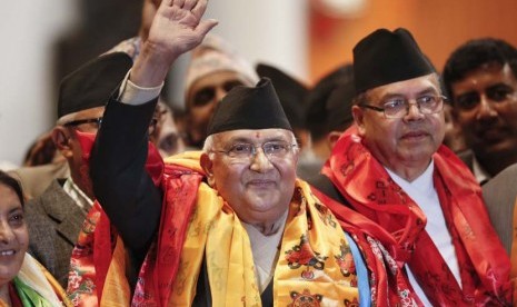 Khadga Prasad Oli (tengah) melambaikan tangan usai terpilih sebagai Perdana Menteri baru Nepal di Parlemen Nepal, Kathmandu, Ahad (11/10). 