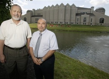  Khaled Farag (kanan) dan Bob Apel (kiri) berpose di depan Noor Islamic Center, Ohio, Amerika Serikat.