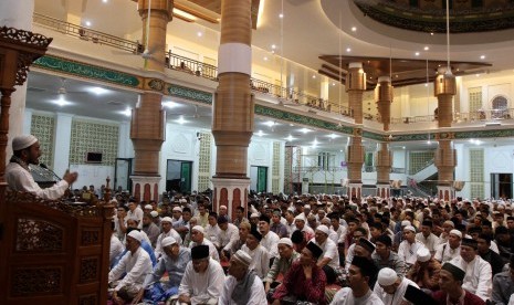 Setan juga melancarkan serangan terhadap para penceramah dan pendakwah. Ilustrasi penceramah