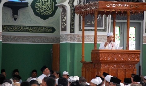 Khatib tengah berceramah di hadapan jamaah.