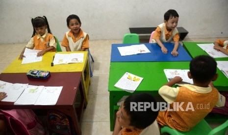 Siswa Pendidikan Anak Usia Dini (PAUD) sedang mengerjakan tugasnya