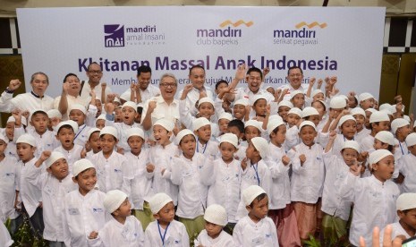 Khitanan massal MAI Foundation di Jakarta, Sabtu (22/12).