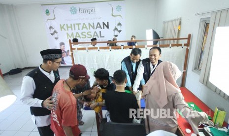 Khitanan massal rangkaian Milad ke-22 Pusat Dakwah Islam (Pusdai) Jawa Barat, Kota Bandung, Senin (23/12).