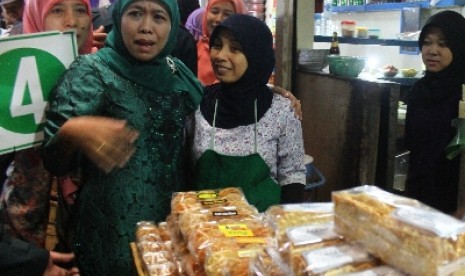 Khofifah Indar Parawangsa (kiri) berbincang-bincang dengan pedagang saat Kampanye di Pasarbesar, Malang, Jawa Timur, Ahad (18/8).