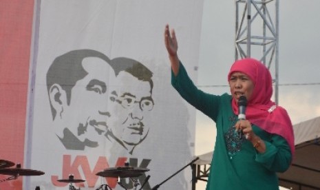 Khofifah Indar Parawansa berorasi saat kampanye untuk pasangan Jokowi-JK di lapangan Balung, Jember, Sabtu (28/6).