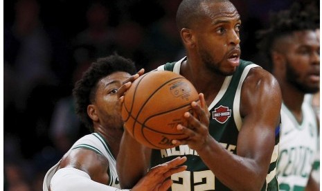 Khris Middleton (kanan)