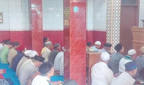 Khatib membacakan Khutbah Jumat di Masjid Al Falah  