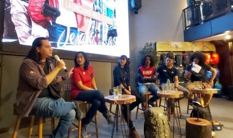 Ki-ka: Bobby Prabowo (Sutradara), Wida Handoyo (Produser), Adinda Thomas, Nicko Irham, Rio T. Atmaja (Marketing Communication Eiger) menjelaskan kepada media soal Eiger yang sudah mempersiapkan serangkaian program digital yang akan meramaikan media sosial dan YouTube. 