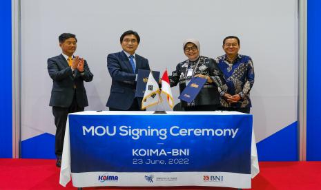 (Ki-ka) Chairman & CEO KOIMA Kim Byung-Kwan, Executive Vice Chairman KOIMA Kim Young-Sun, Direktur Bisnis Konsumer BNI Corina Leyla Karnalies, Duta Besar RI untuk Republik Korea Gandi Sulistiyanto dalam acara penandatanganan Nota Kesepahaman (MOU) antara BNI dengan KOIMA, Kamis (23/6/2022).